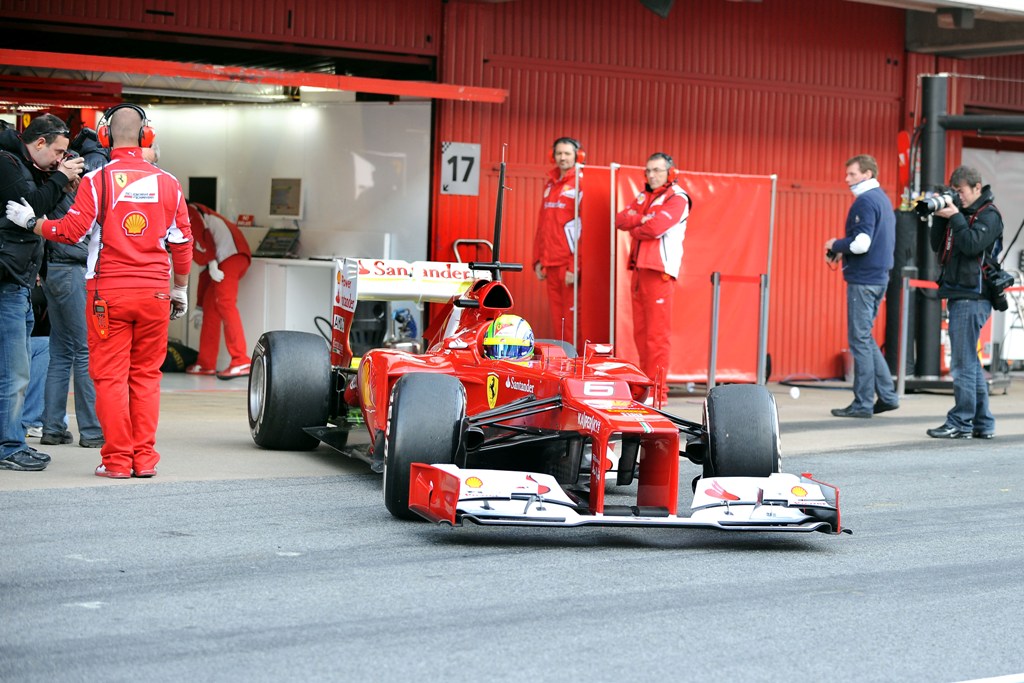 De knækkede næser giver lidt Lego-look til bilerne
(Foto: Ferrari-media)